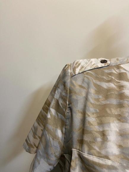 Chico's Women’s 2 Pocket Epaulet Button Down Short Sleeve Shirt Size 2 Large - Picture 5 of 8